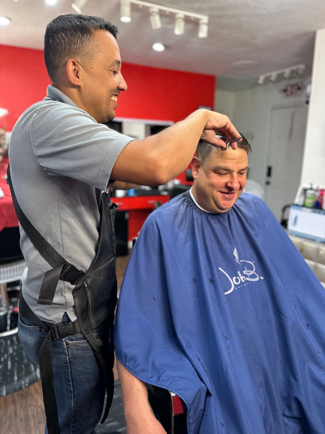 Flavio cutting a client's hair